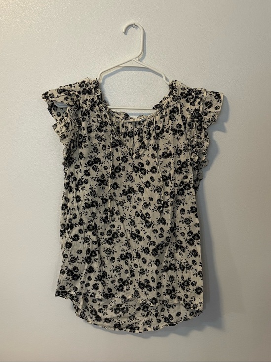 GAP Tops - Gap Black & White Floral Ruffle Sleeve Top